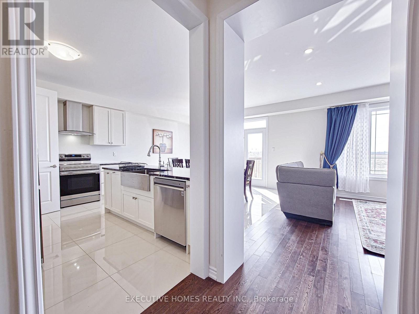 Photo 27 of 110 Explorer Way, Thorold ON