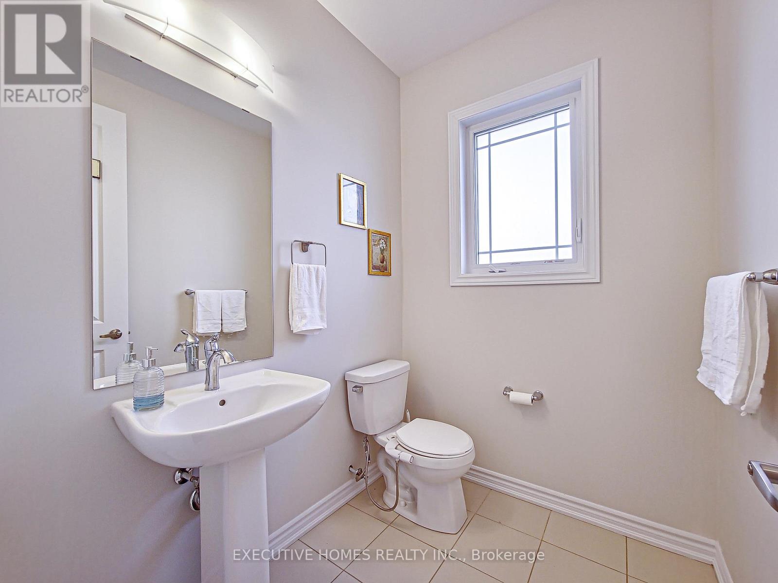 Photo 12 of 110 Explorer Way, Thorold ON