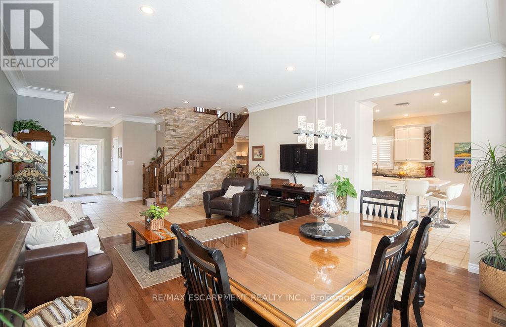 Photo 10 of 15 Meadowbank Drive, Hamilton ON