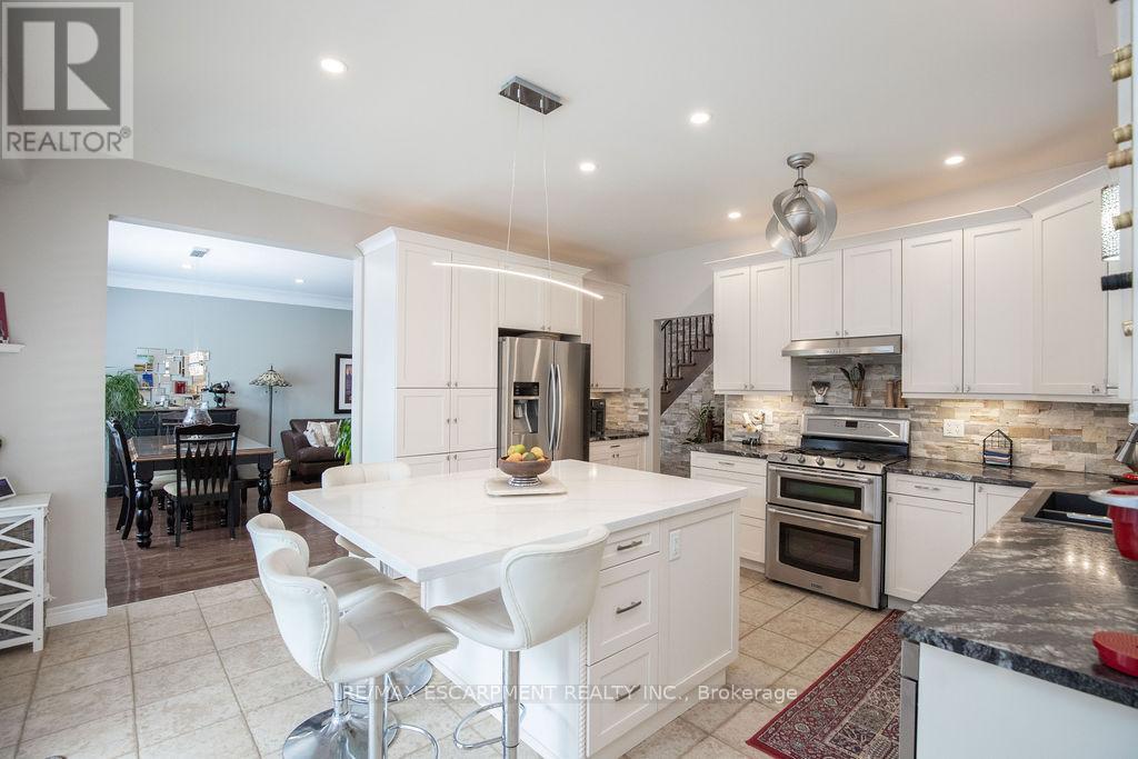 Photo 11 of 15 Meadowbank Drive, Hamilton ON