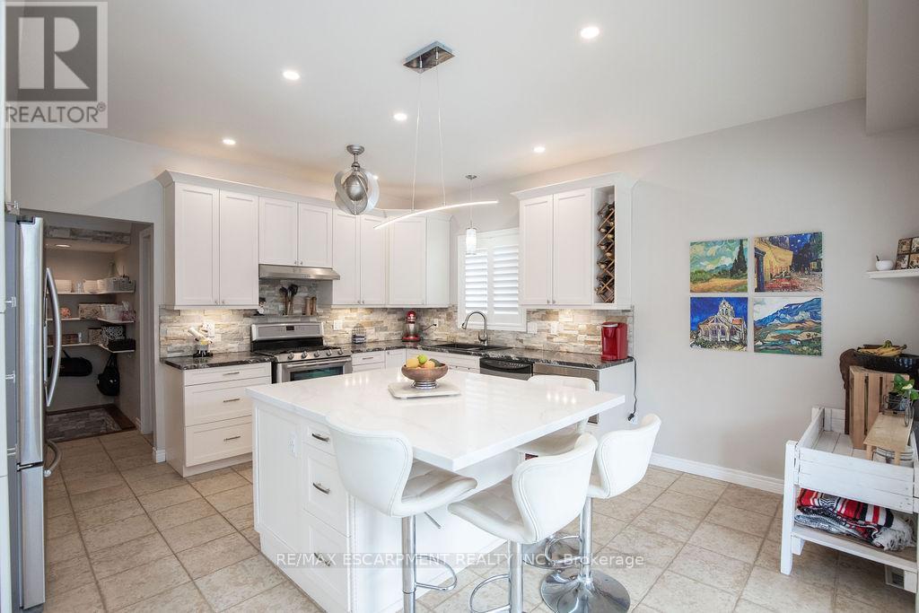 Photo 13 of 15 Meadowbank Drive, Hamilton ON