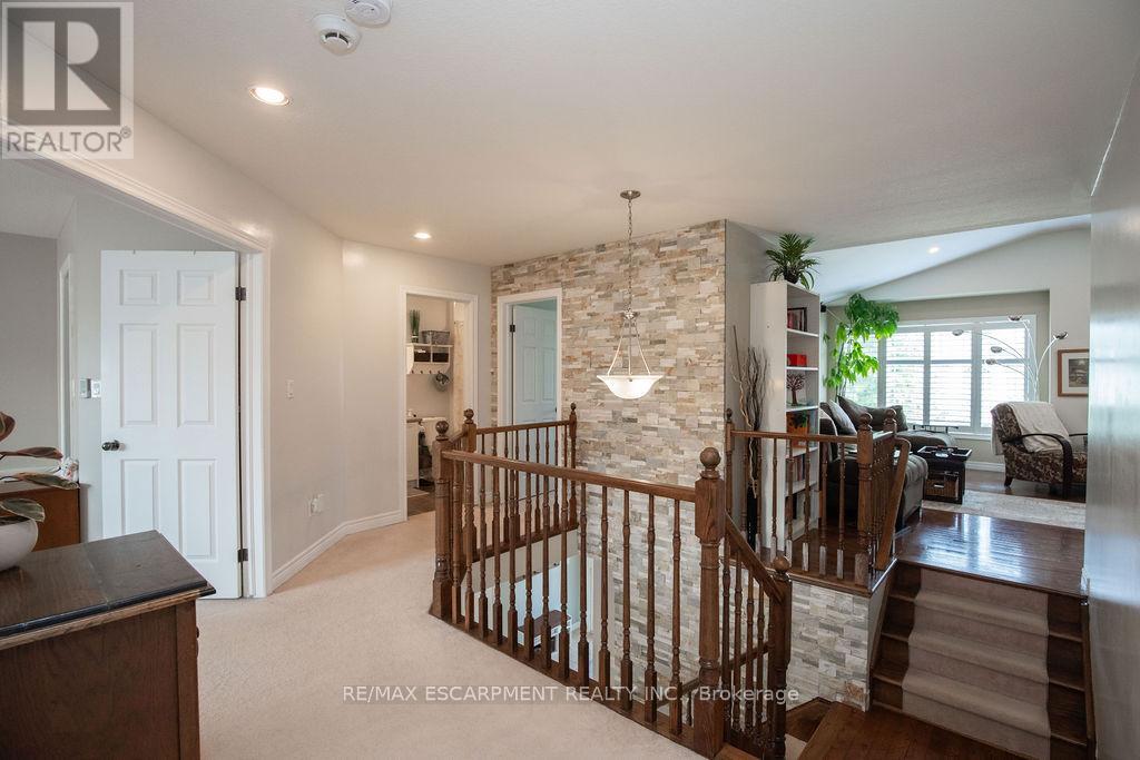 Photo 26 of 15 Meadowbank Drive, Hamilton ON