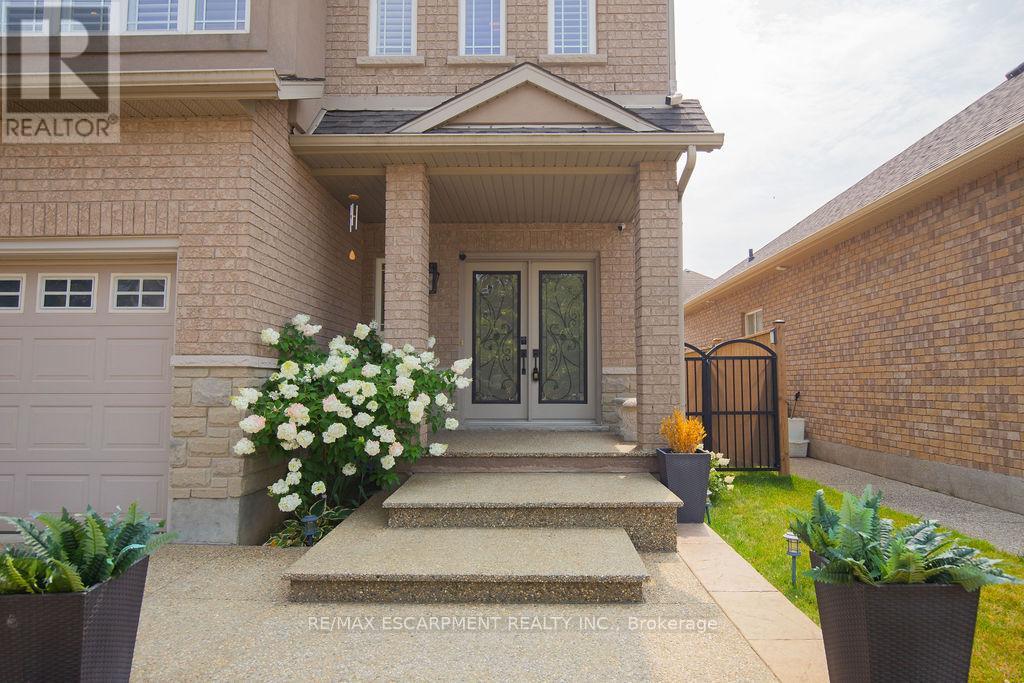 Photo 3 of 15 Meadowbank Drive, Hamilton ON