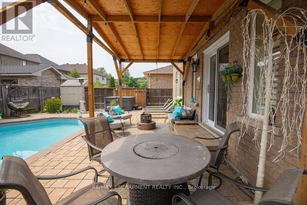 Photo 31 of 15 Meadowbank Drive, Hamilton ON