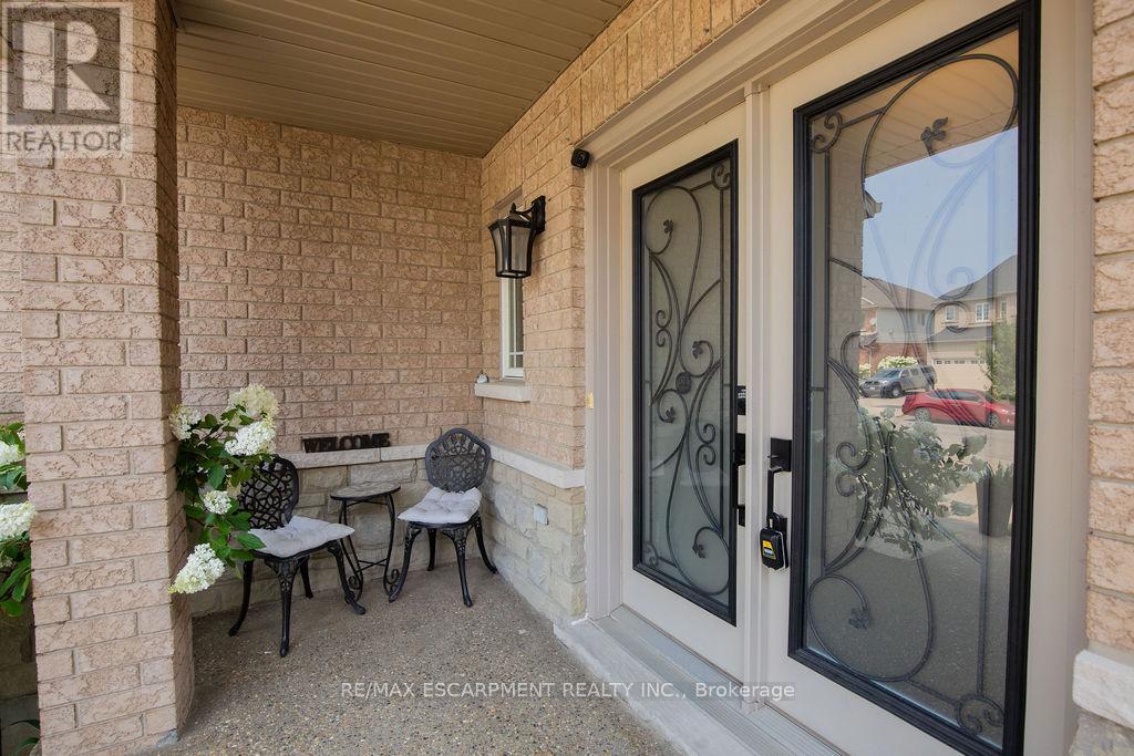Photo 4 of 15 Meadowbank Drive, Hamilton ON