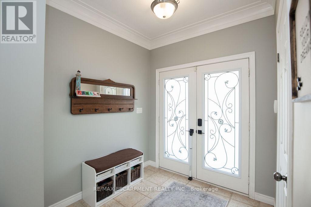 Photo 5 of 15 Meadowbank Drive, Hamilton ON