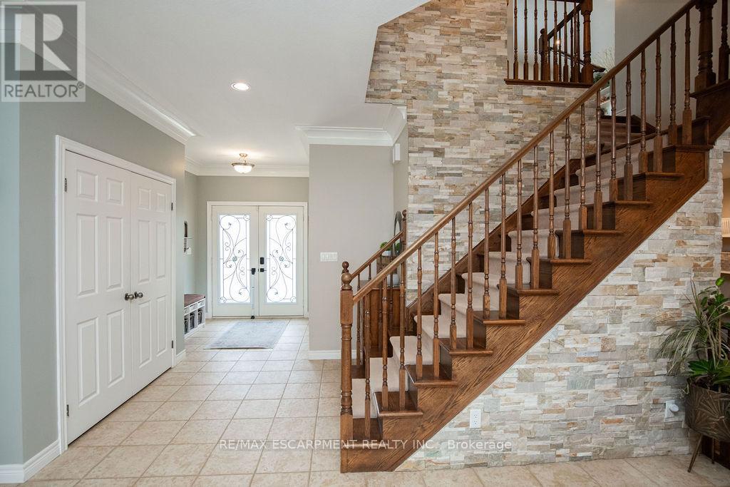 Photo 6 of 15 Meadowbank Drive, Hamilton ON