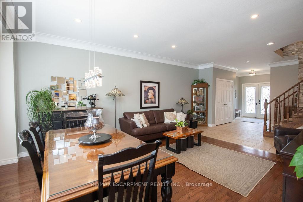 Photo 9 of 15 Meadowbank Drive, Hamilton ON