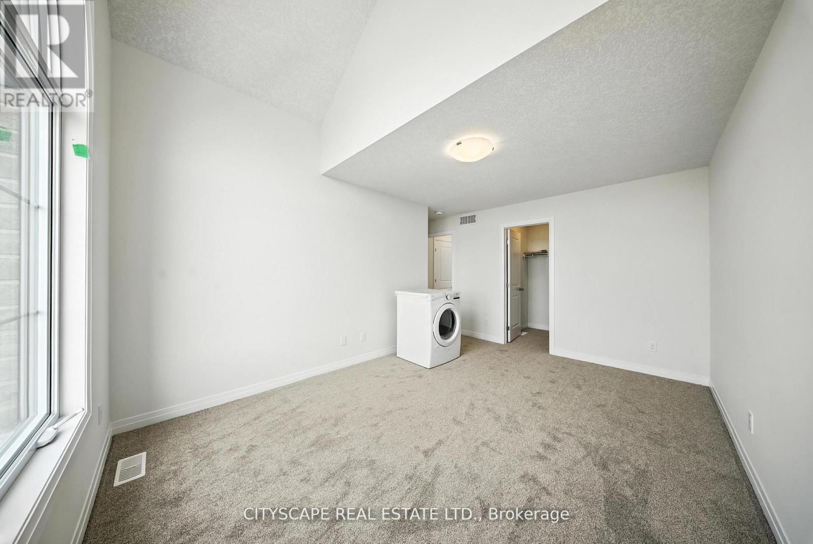 Photo 9 of 39 Rivergreen Crescent, Cambridge ON