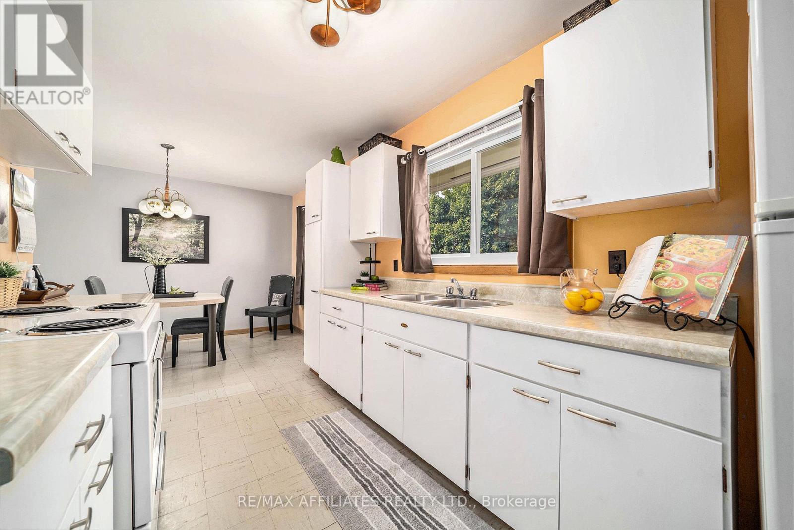 Photo 2 of 195 Isabella Street, Smiths Falls ON