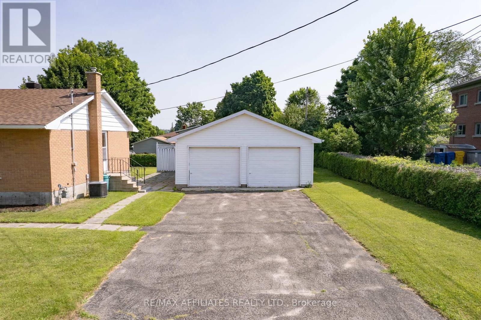 Photo 14 of 195 Isabella Street, Smiths Falls ON