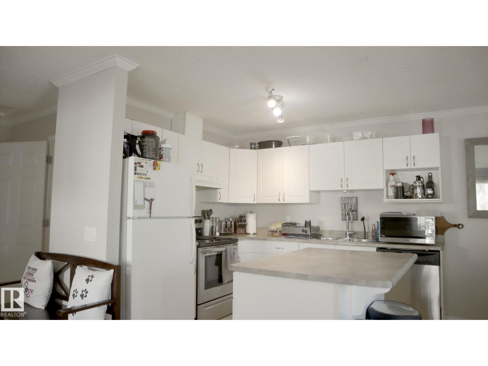 Photo 7 of 49 10909 106 St Nw, Edmonton AB