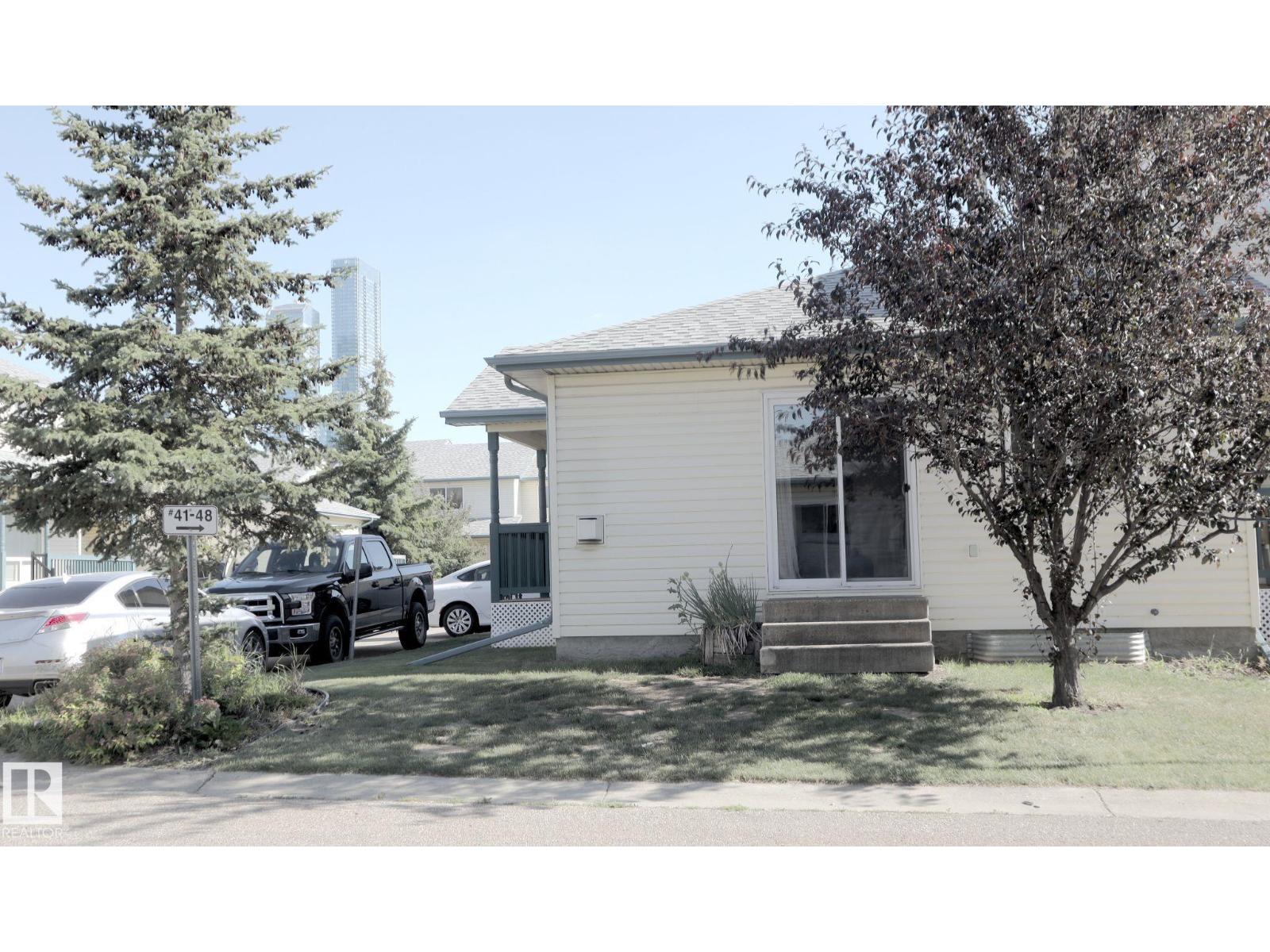 Photo 3 of 49 10909 106 St Nw, Edmonton AB