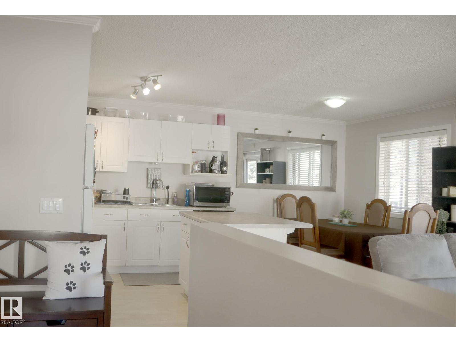 Photo 6 of 49 10909 106 St Nw, Edmonton AB