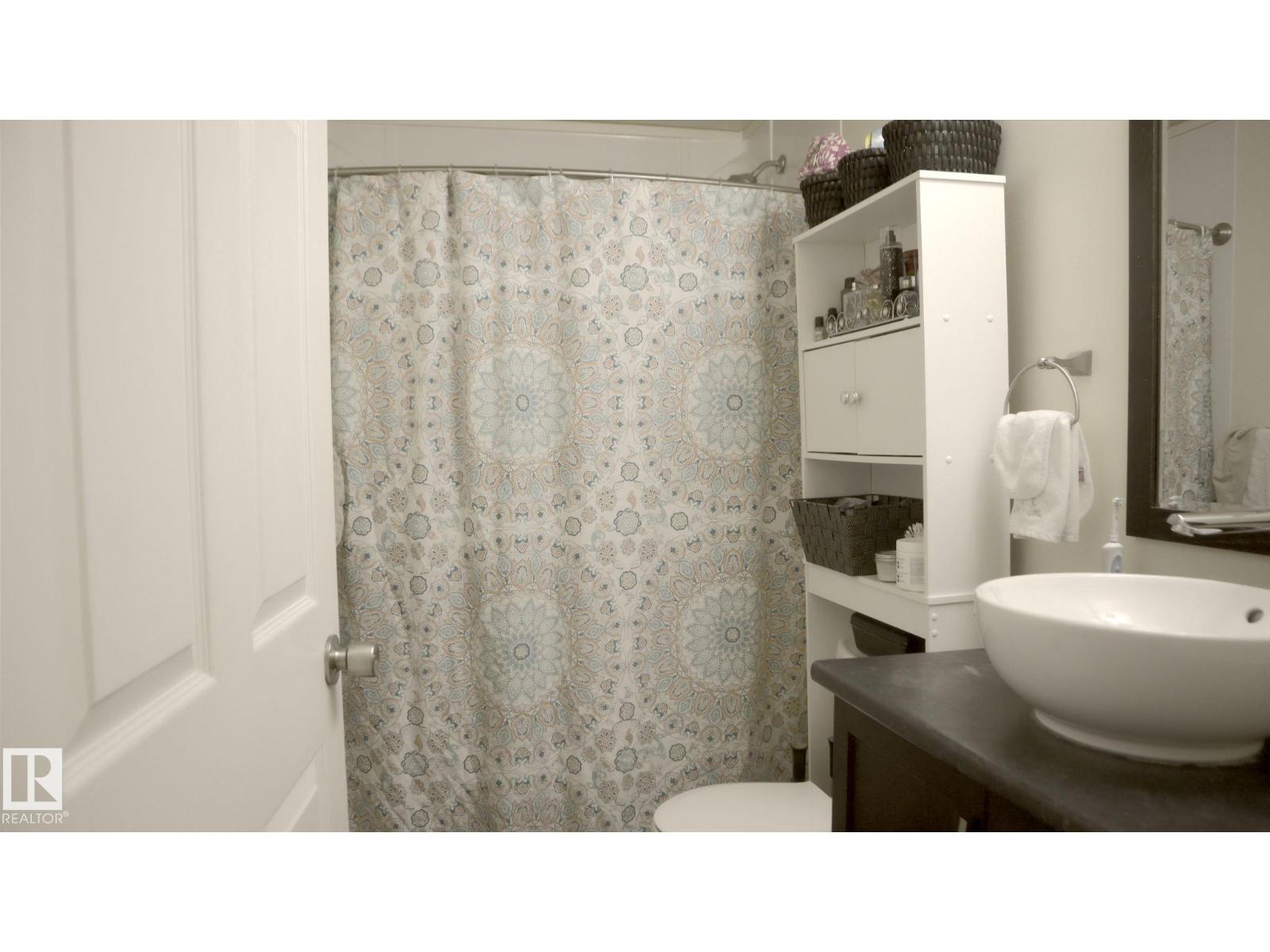 Photo 17 of 49 10909 106 St Nw, Edmonton AB