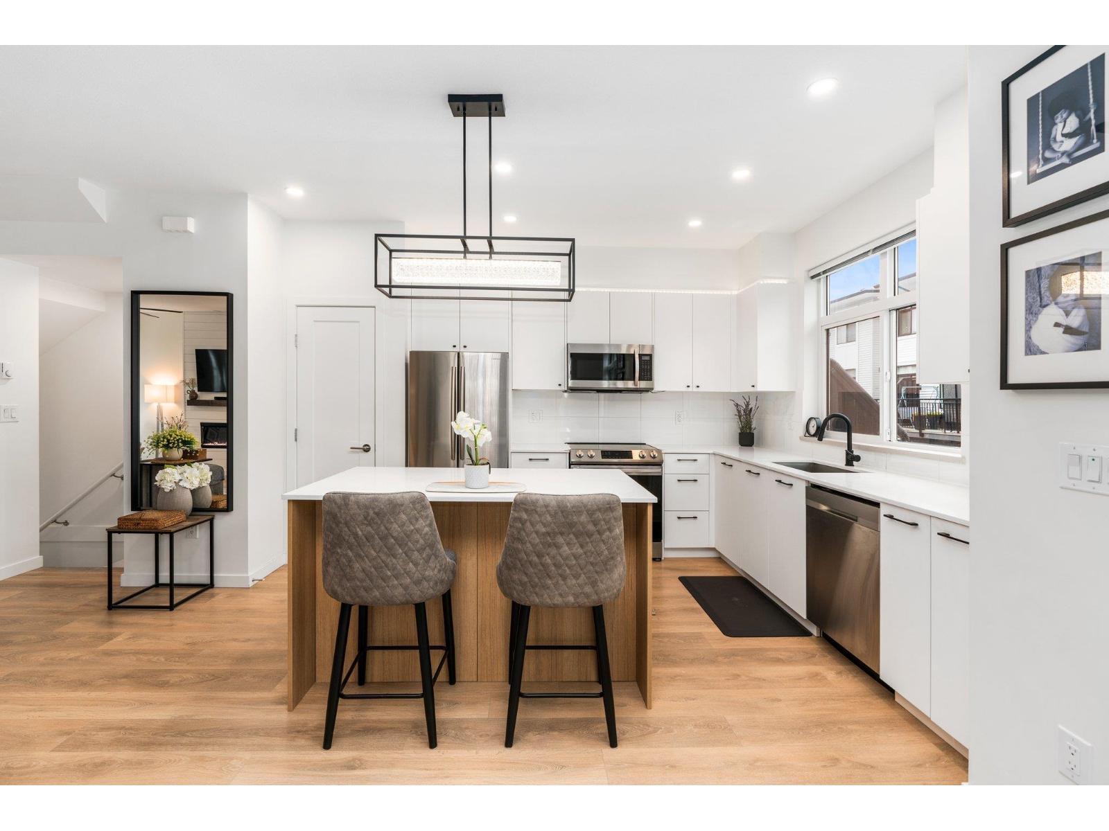 Photo 6 of 41 15235 Sitka Drive, Surrey BC