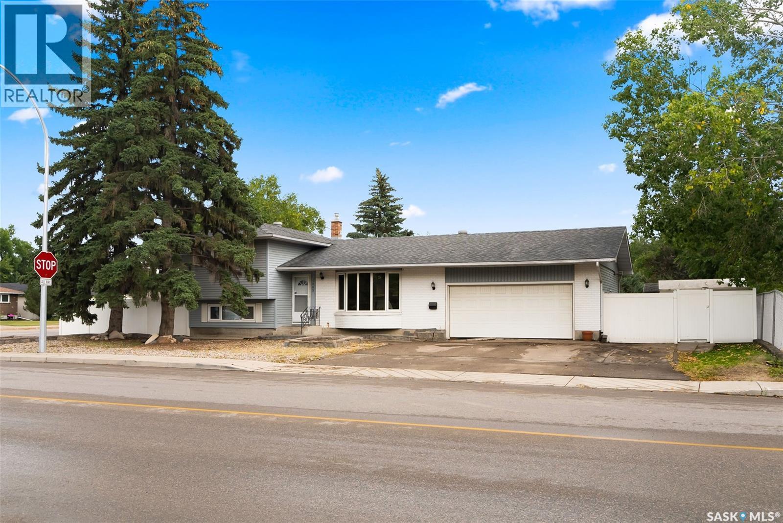 Photo 2 of 1003 Broad Street N, Regina SK