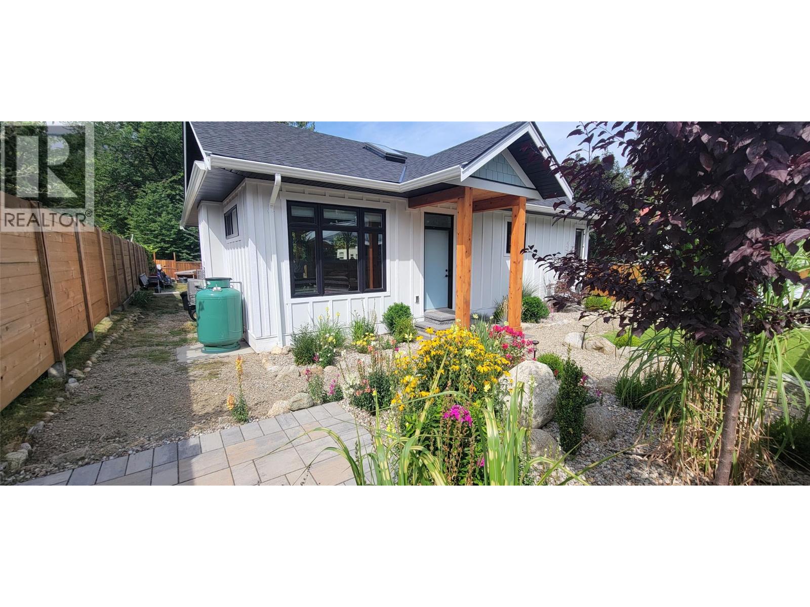 Photo 4 of 611 Hume Street, Slocan BC