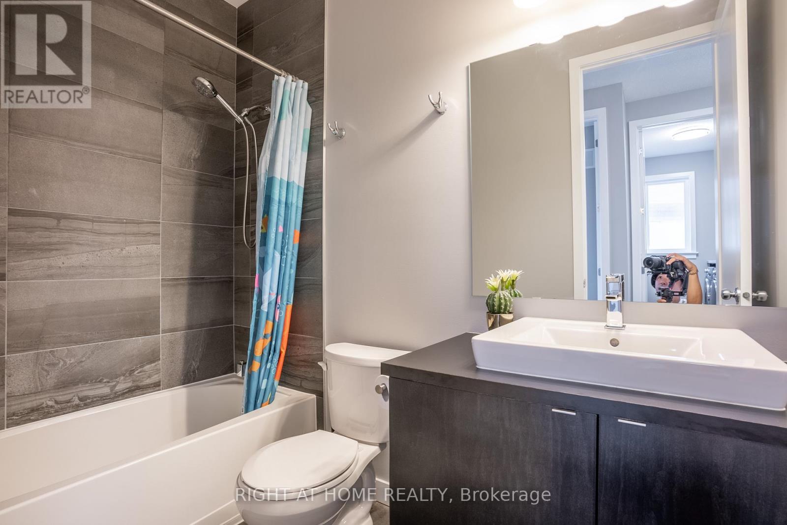 Photo 13 of 345 Andalusian Crescent, Ottawa ON
