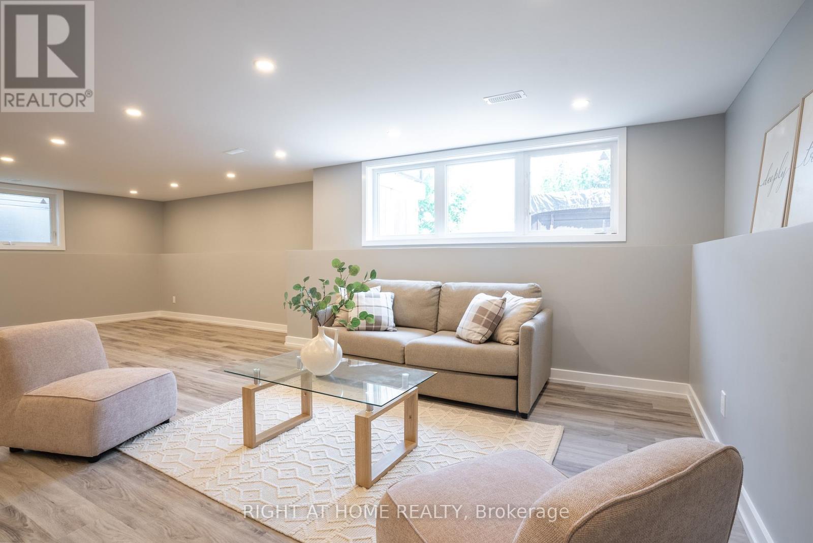 Photo 18 of 345 Andalusian Crescent, Ottawa ON