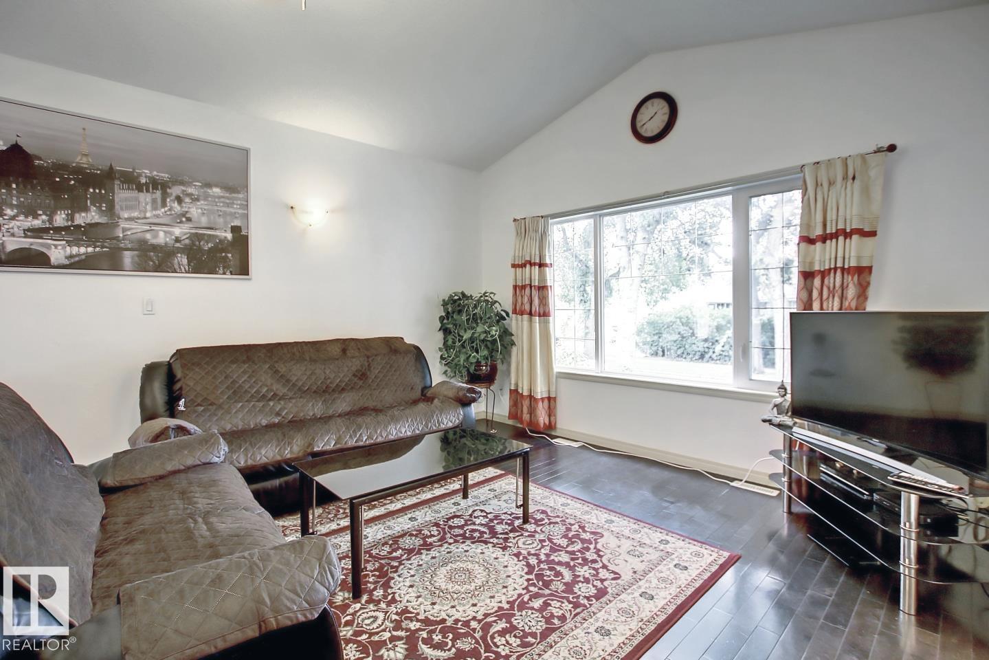 Photo 10 of 11912 91 St Nw, Edmonton AB