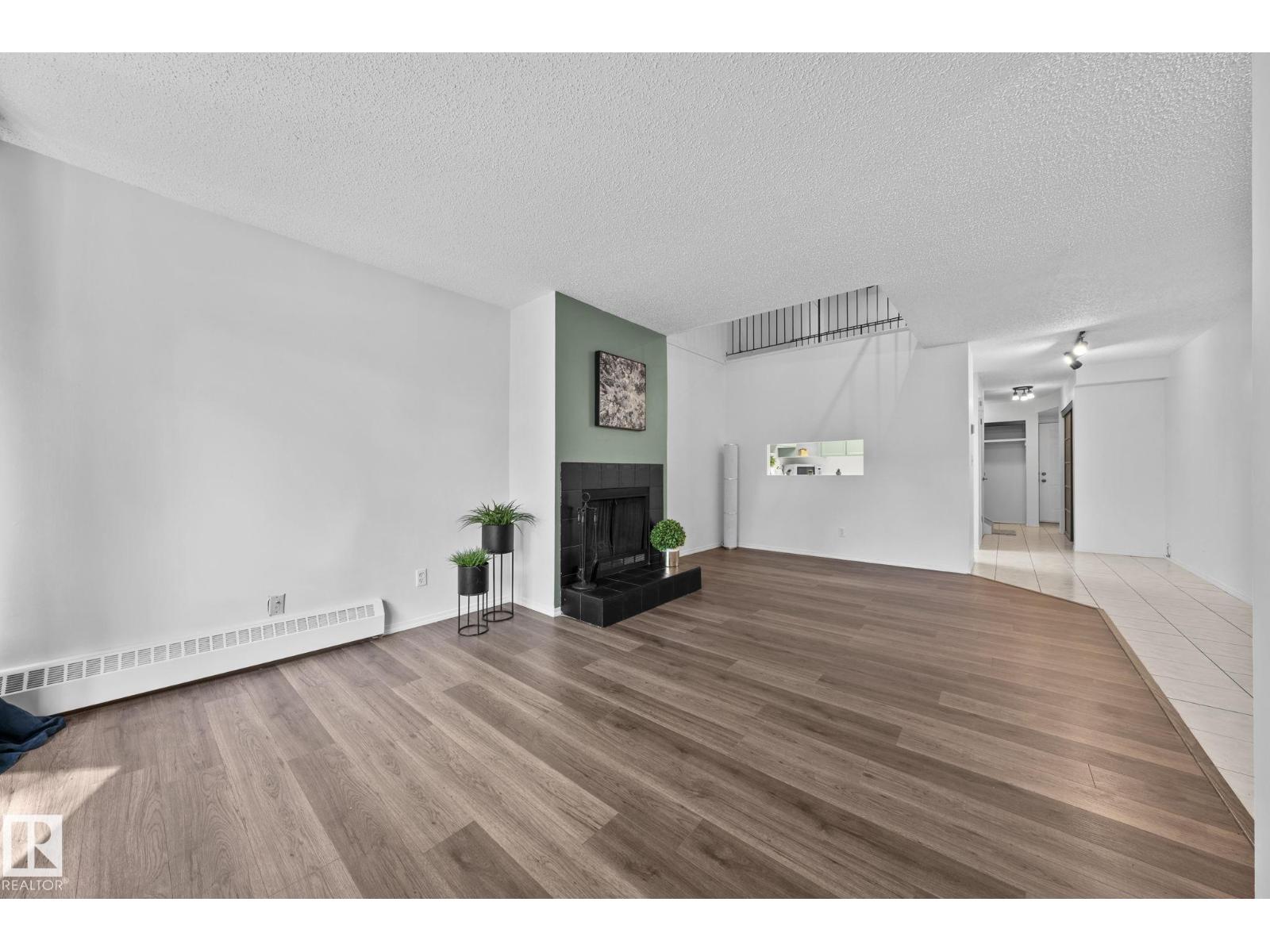 Photo 5 of 10520 84 Av Nw, Edmonton AB