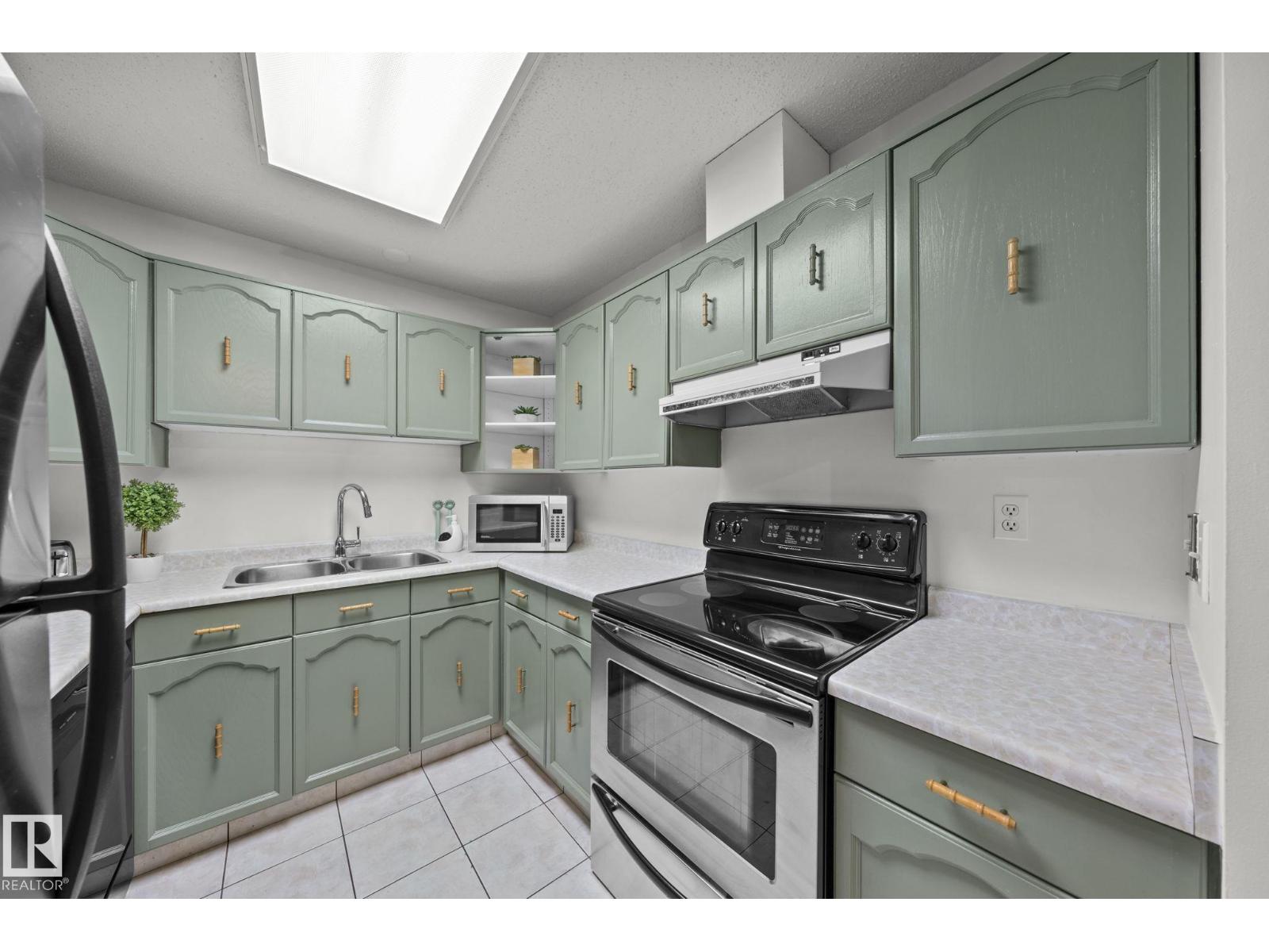 Photo 21 of 10520 84 Av Nw, Edmonton AB