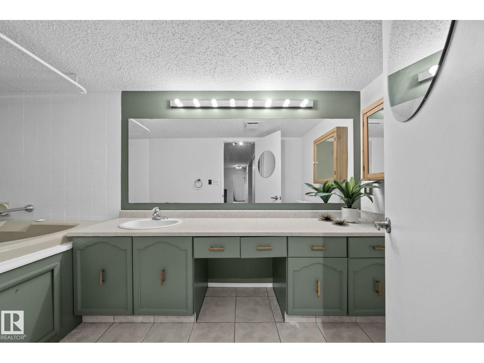 Photo 10 of 10520 84 Av Nw, Edmonton AB