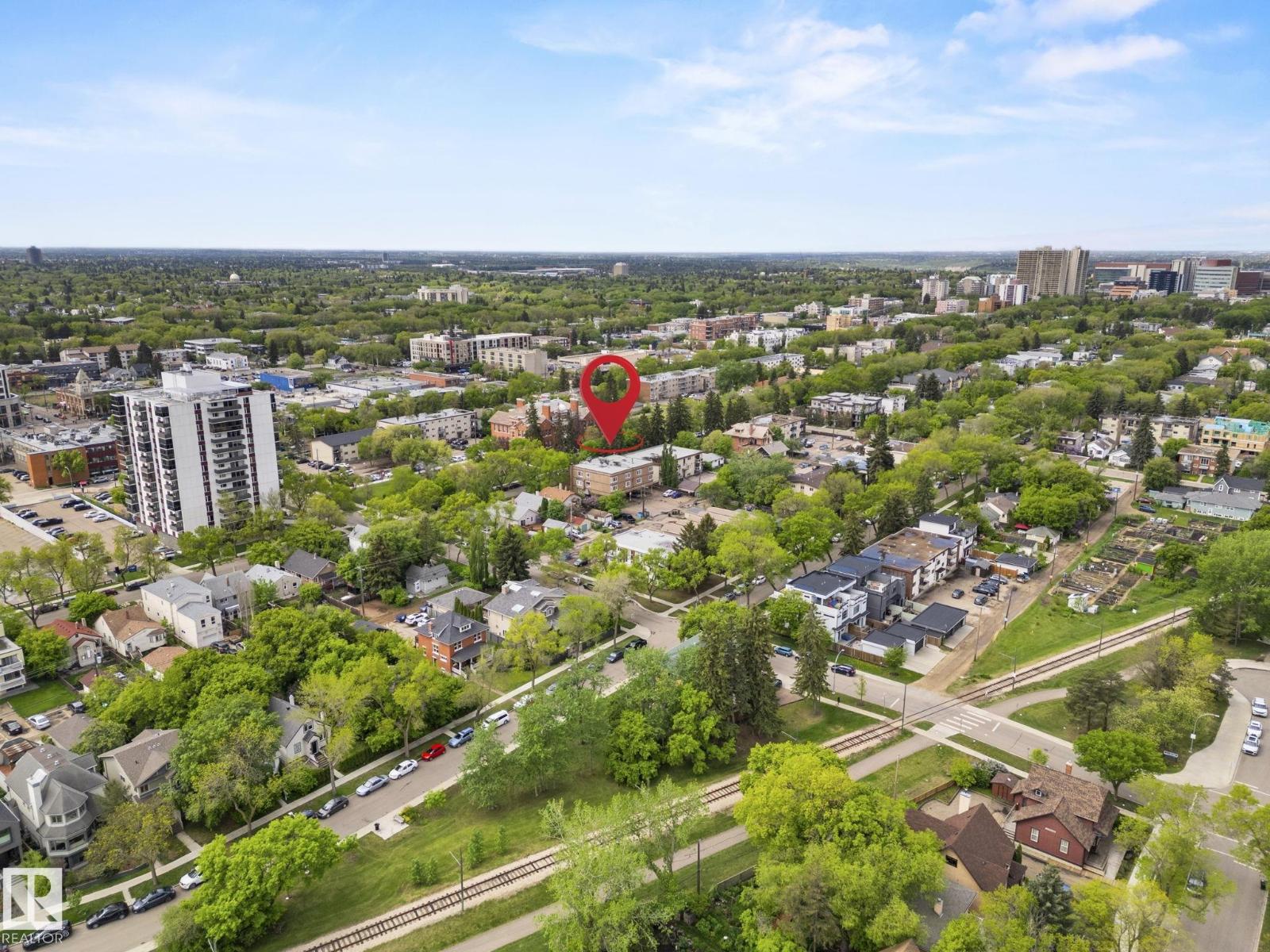 Photo 14 of 10520 84 Av Nw, Edmonton AB