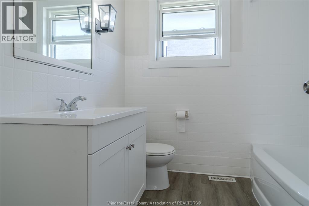 Photo 2 of 263 Talbot Street North, Essex ON