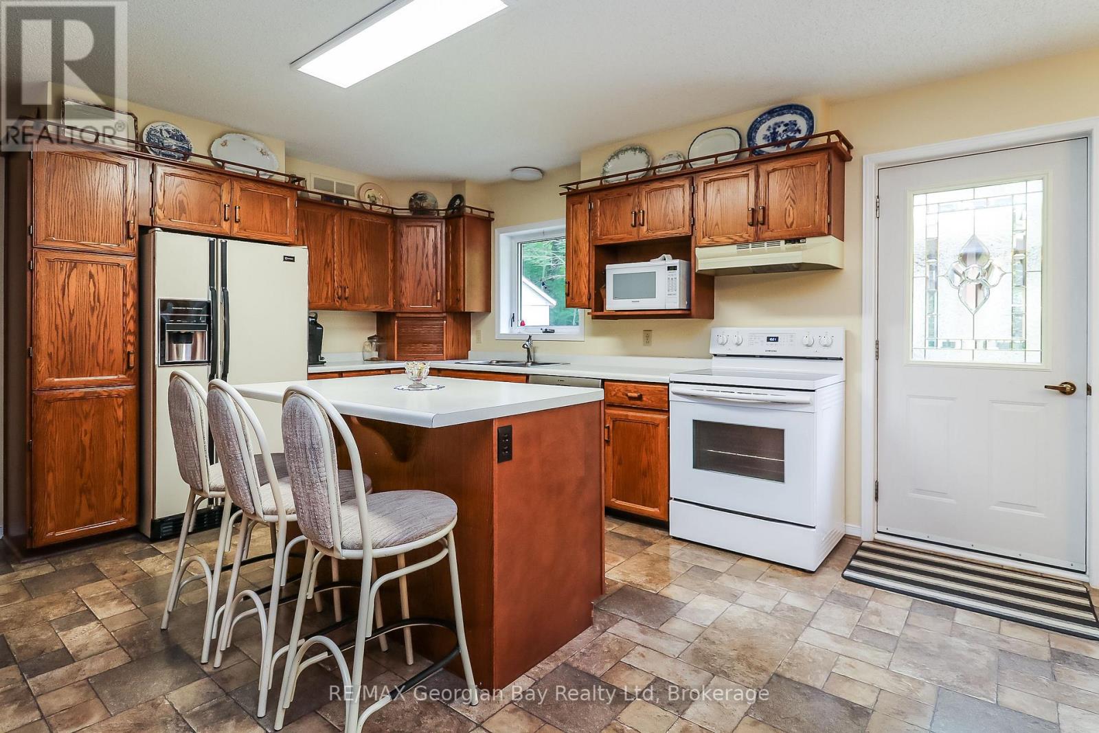 Photo 8 of 436 Puddicombe Road, Midland ON