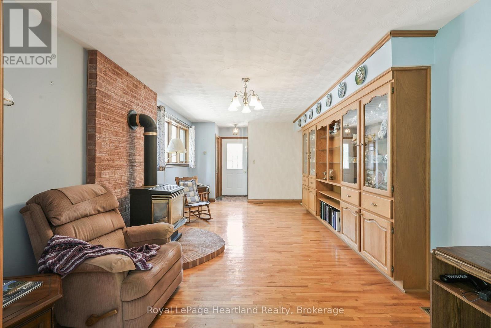 Photo 11 of 23 Mill Street E, Minto ON