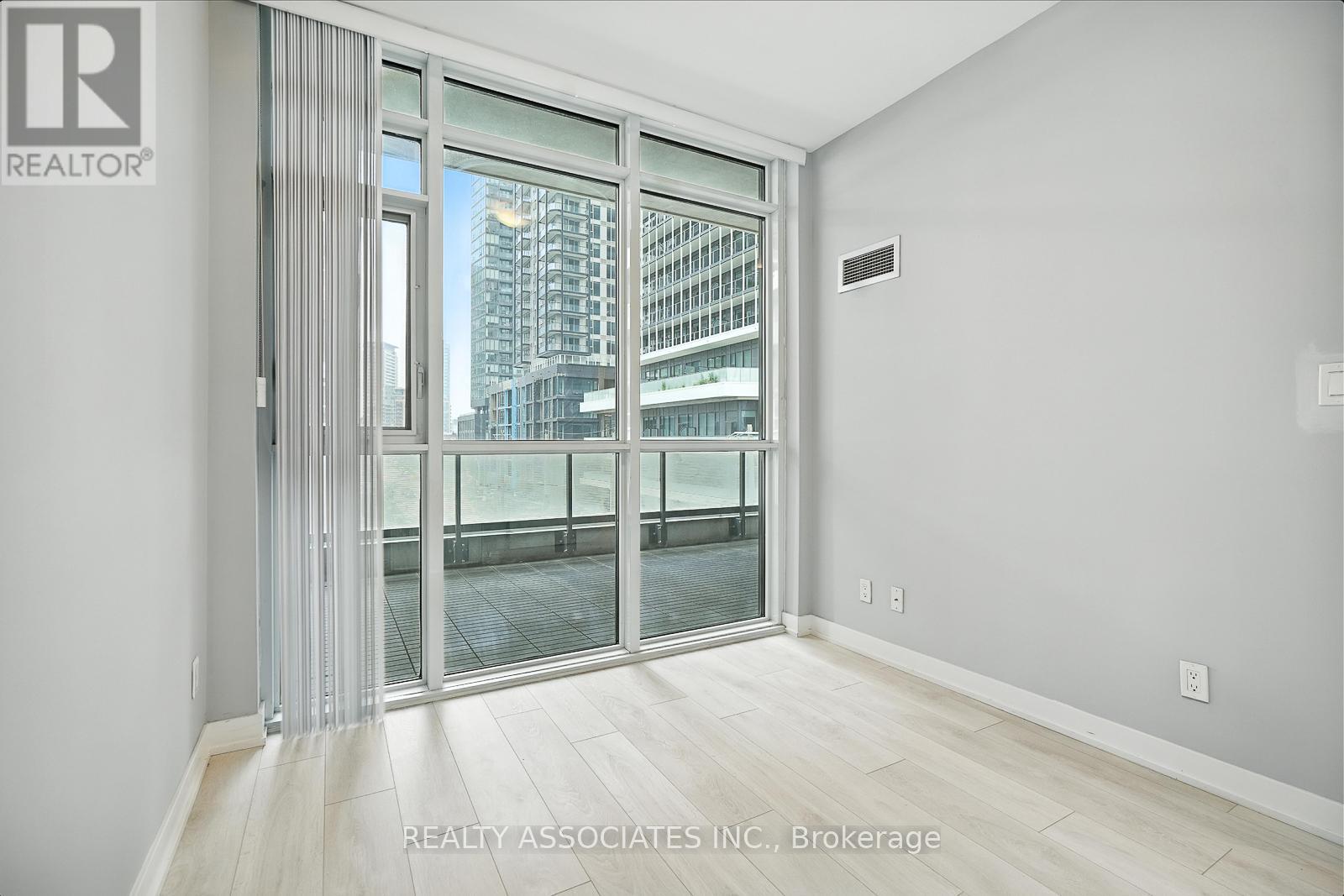Photo 8 of 409 30 Ordnance Street, Toronto ON