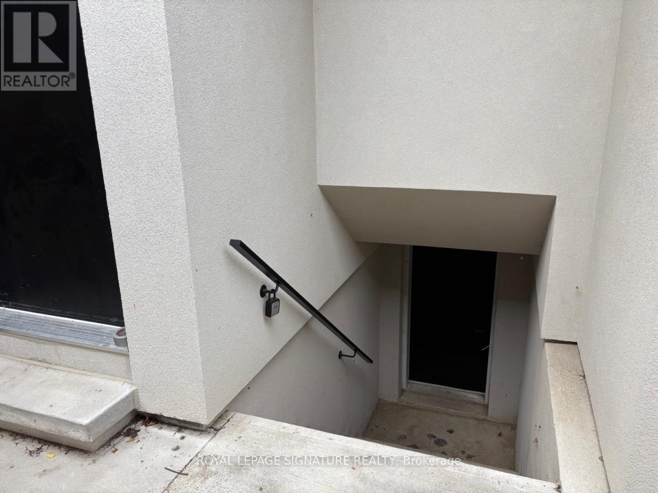 Photo 3 of Lower 9 Fleetwell Court, Toronto ON
