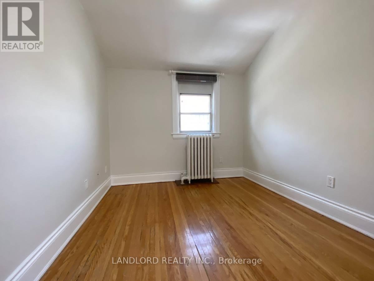 Photo 3 of D 343 St Clair Avenue W, Toronto ON