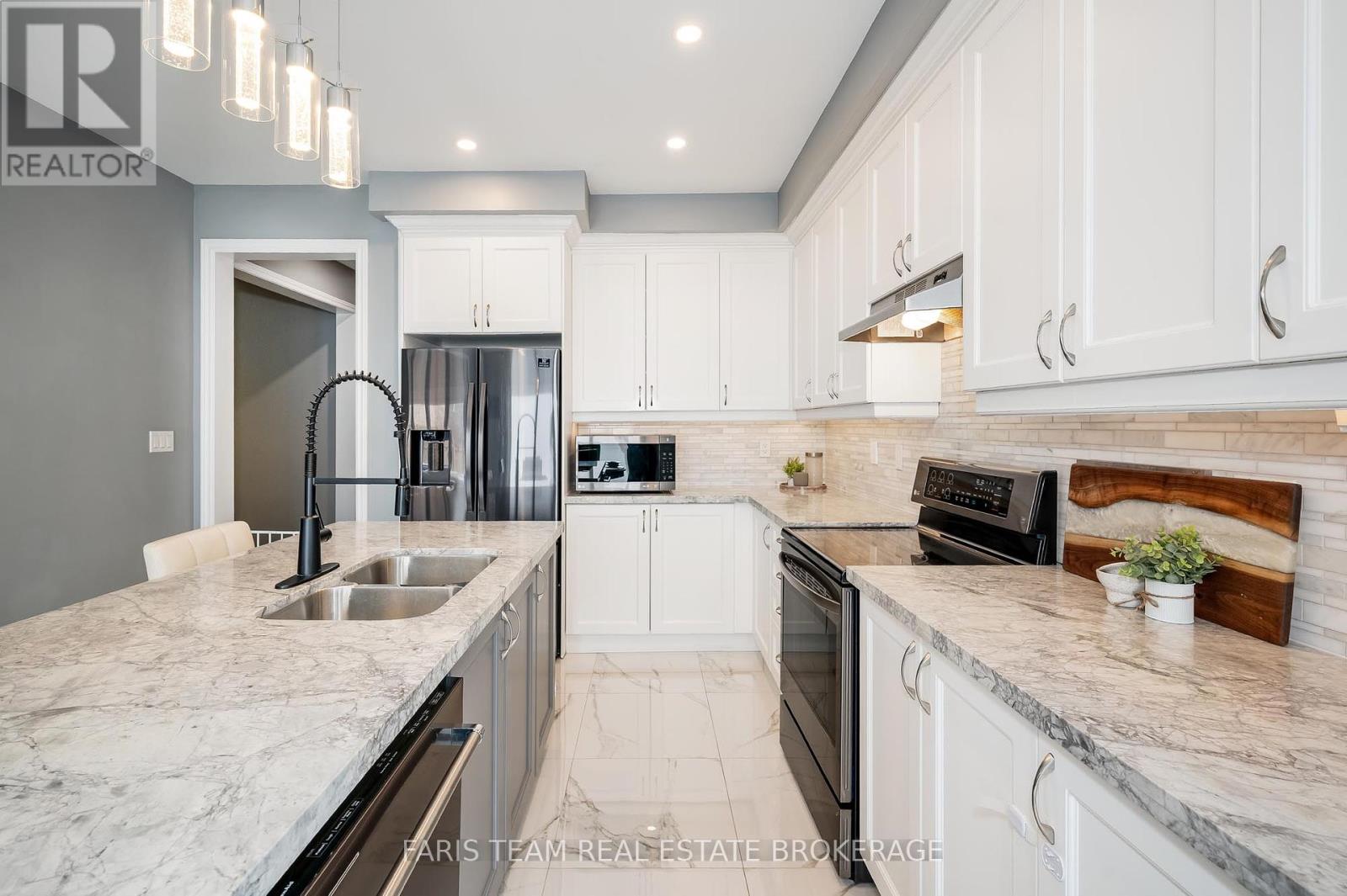 Photo 4 of 1464 Farrow Crescent, Innisfil ON