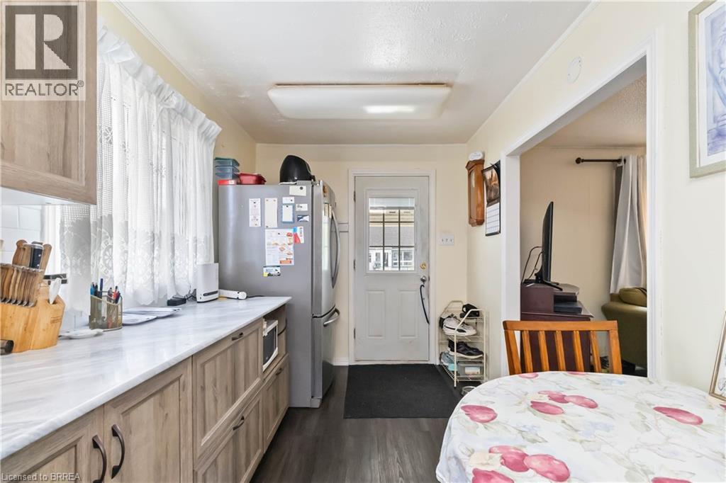 Photo 4 of 71 Salisbury Avenue, Brantford ON