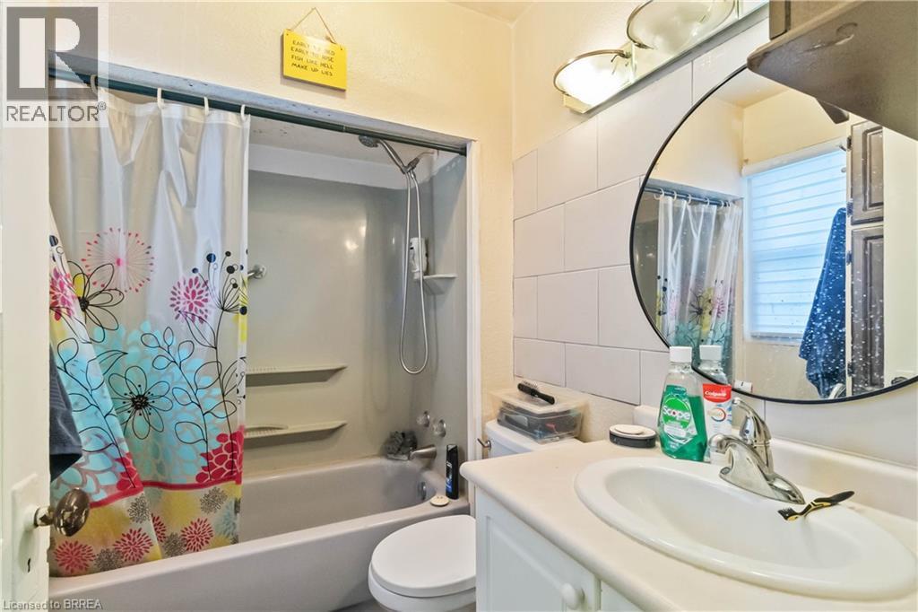 Photo 10 of 71 Salisbury Avenue, Brantford ON
