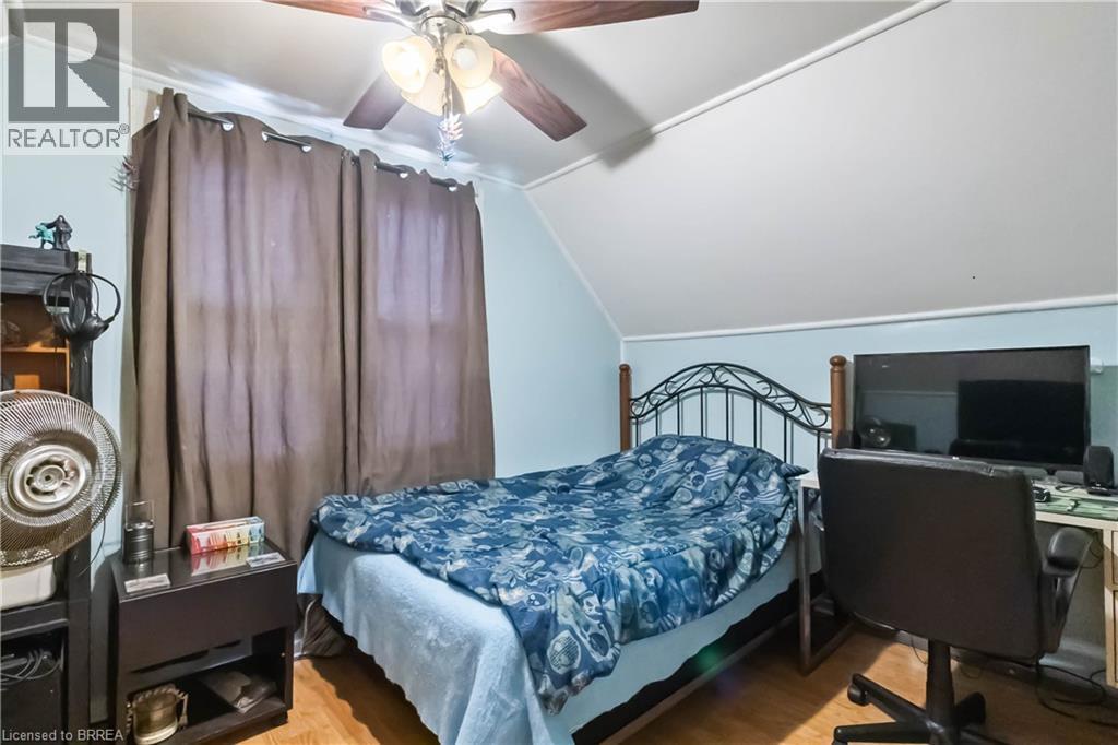 Photo 11 of 71 Salisbury Avenue, Brantford ON