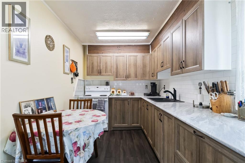 Photo 5 of 71 Salisbury Avenue, Brantford ON