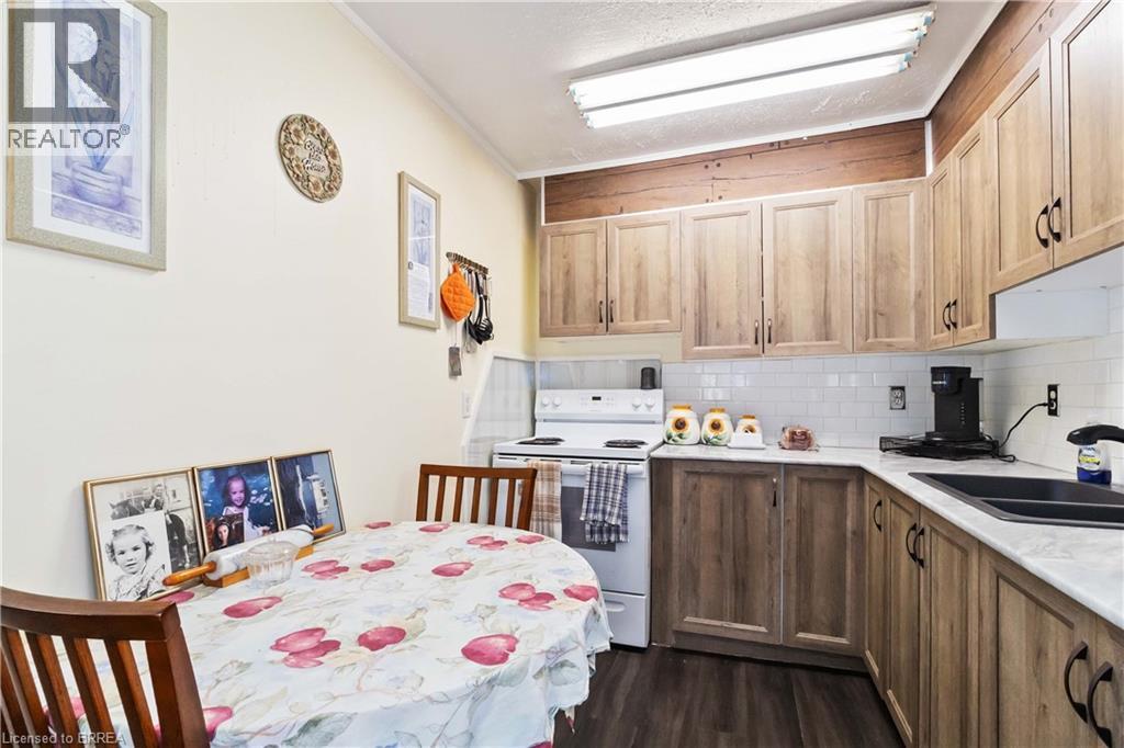 Photo 8 of 71 Salisbury Avenue, Brantford ON