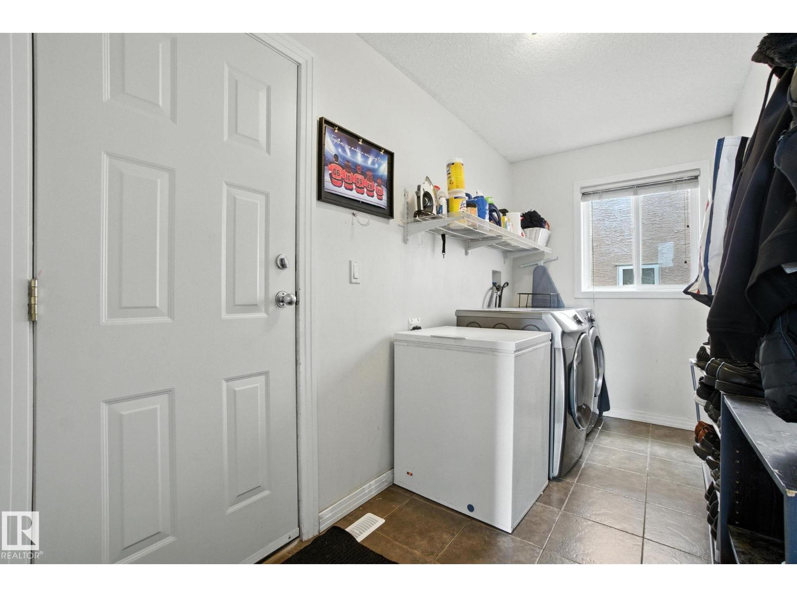 Photo 5 of 3451 29 St Nw Nw, Edmonton AB
