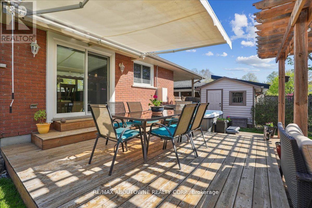 Photo 10 of 40 Autumn Leaf Road, Hamilton ON