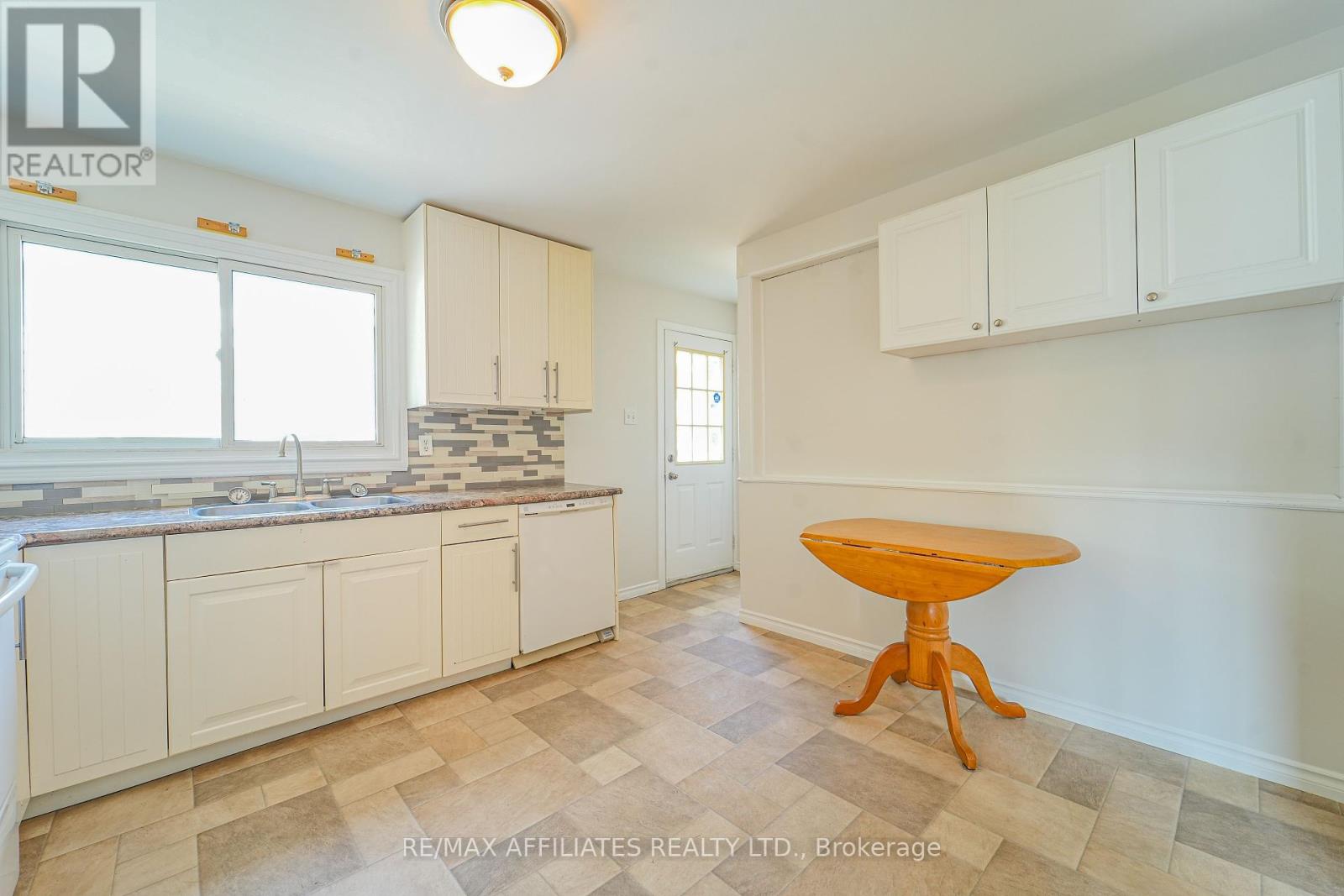 Photo 10 of 208 Old Colony Road E, Ottawa ON