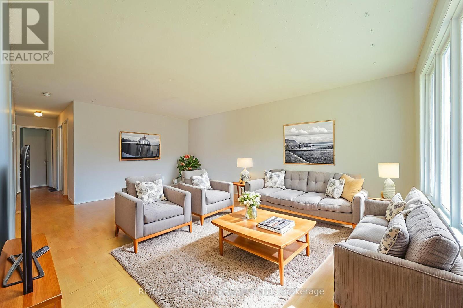 Photo 11 of 208 Old Colony Road E, Ottawa ON