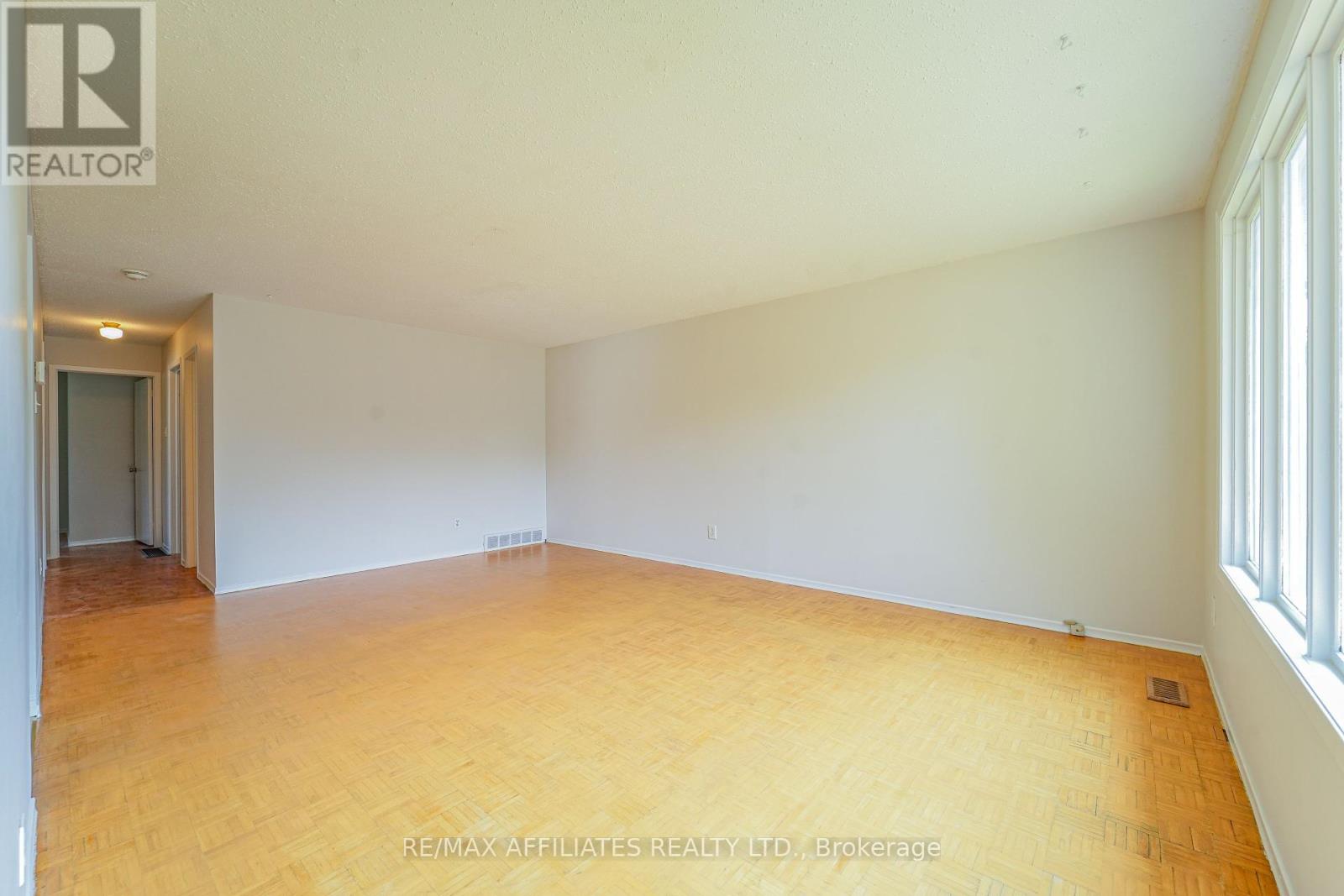 Photo 12 of 208 Old Colony Road E, Ottawa ON