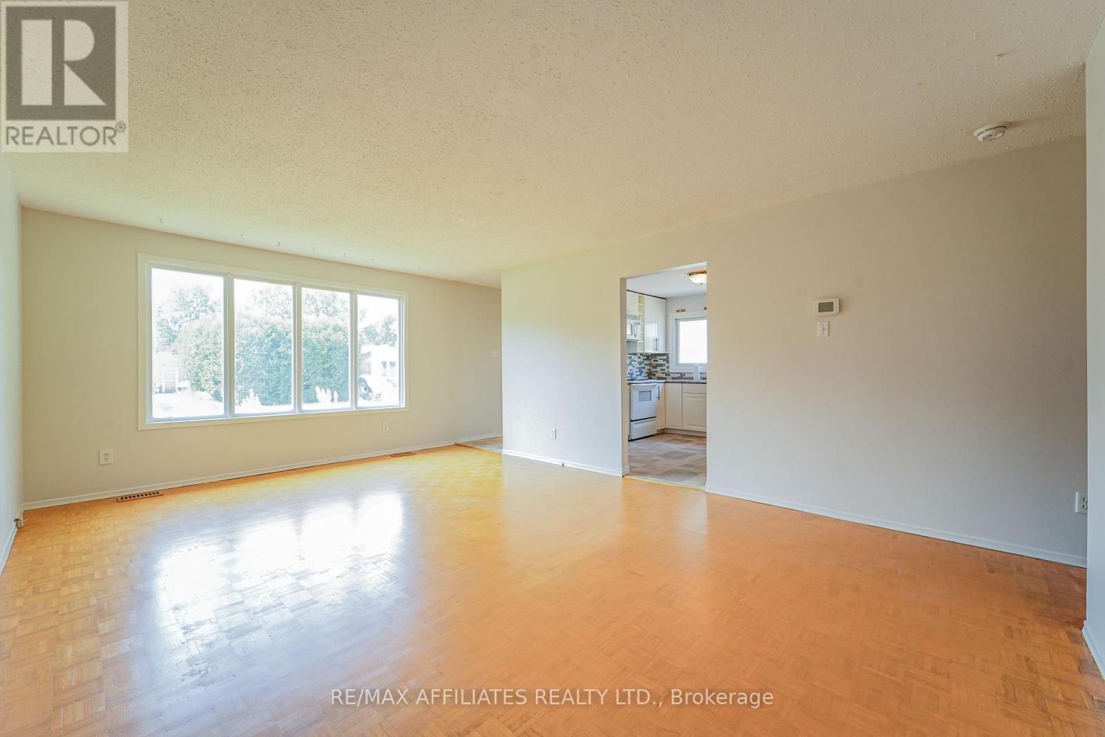 Photo 13 of 208 Old Colony Road E, Ottawa ON