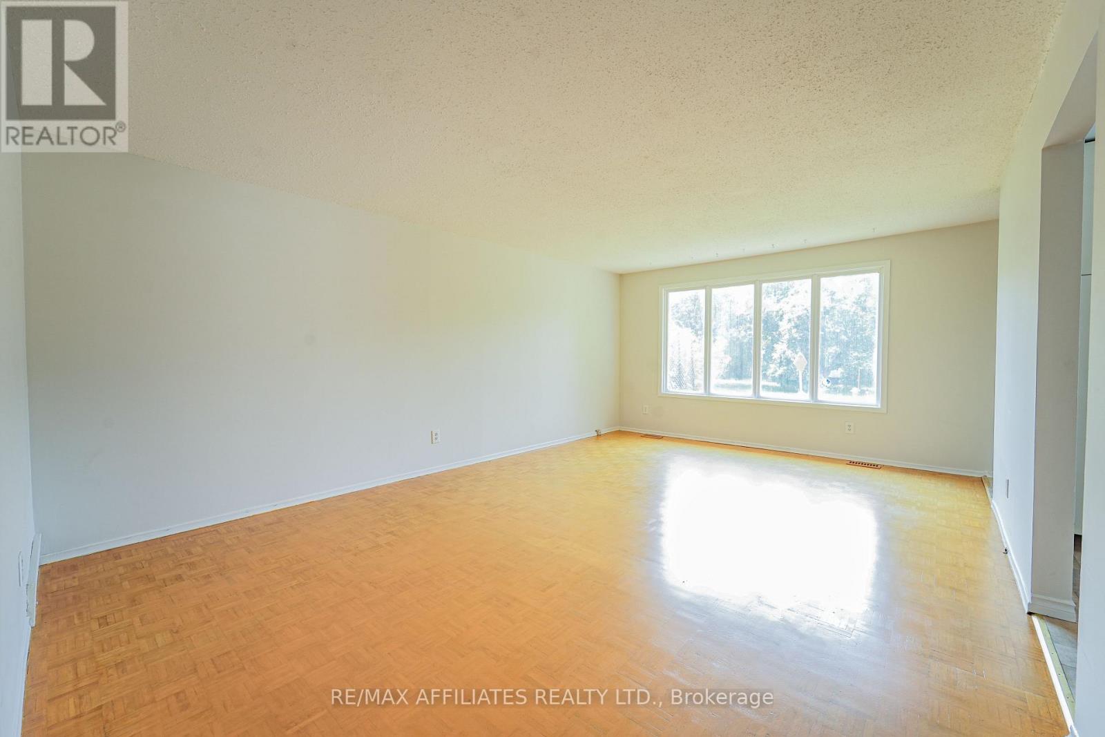 Photo 14 of 208 Old Colony Road E, Ottawa ON