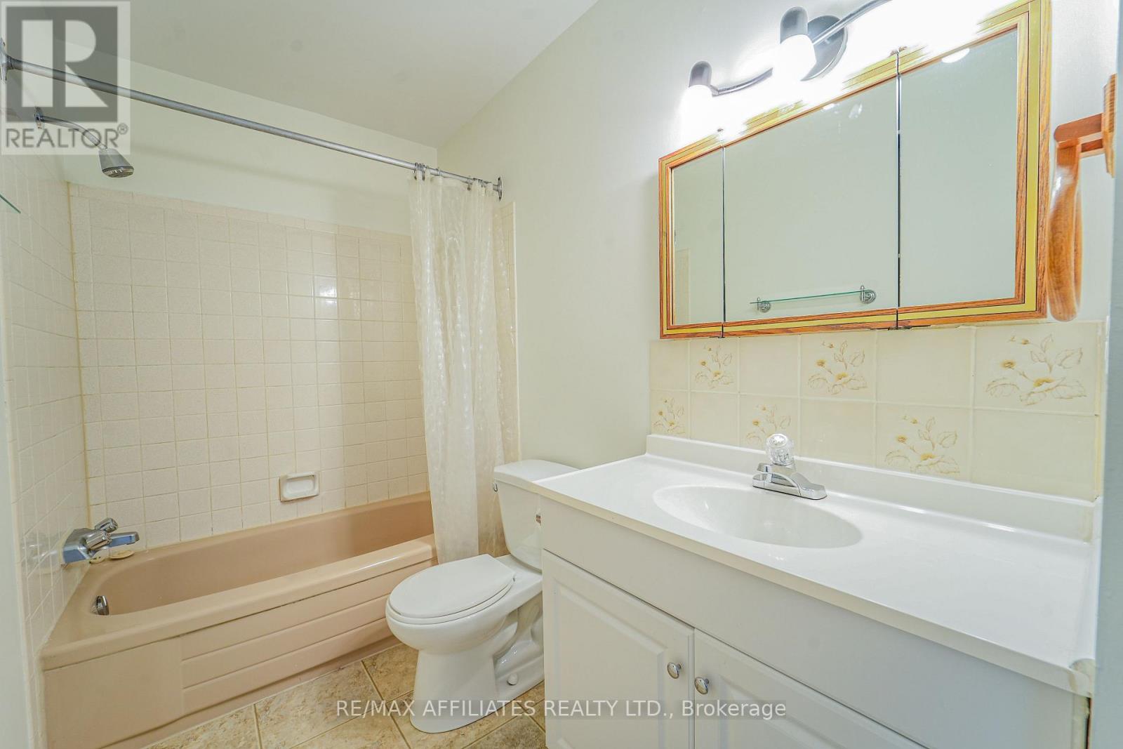 Photo 15 of 208 Old Colony Road E, Ottawa ON