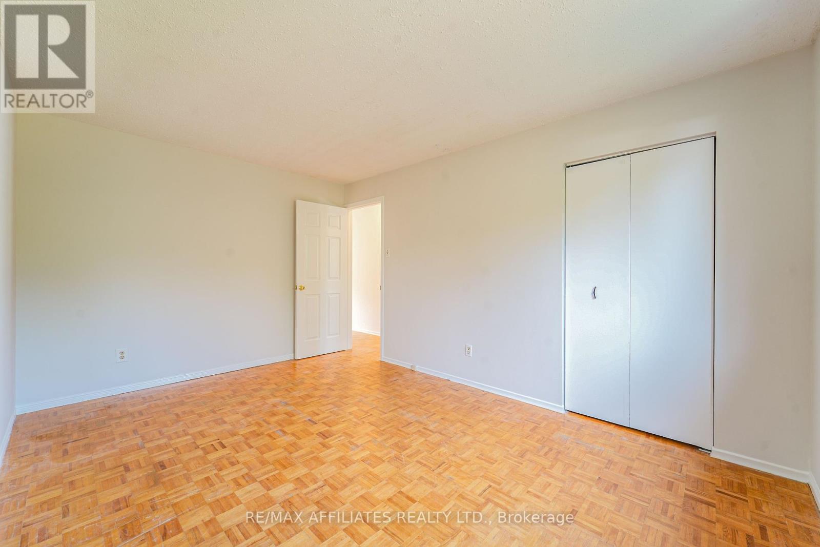 Photo 16 of 208 Old Colony Road E, Ottawa ON